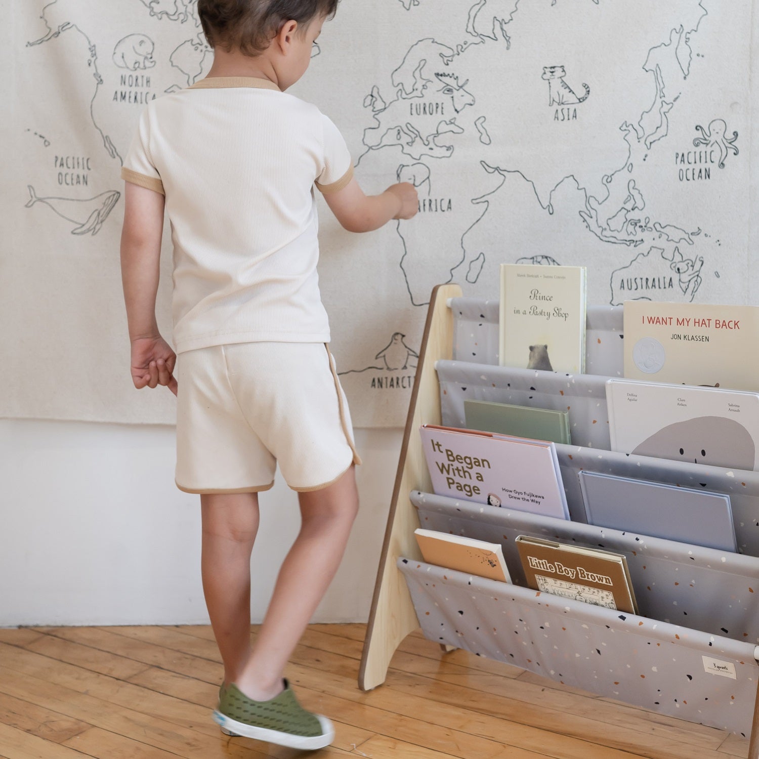 3-sprouts-biblioth-que-enfant-gris-terrazzo-tissu-recycl image 2