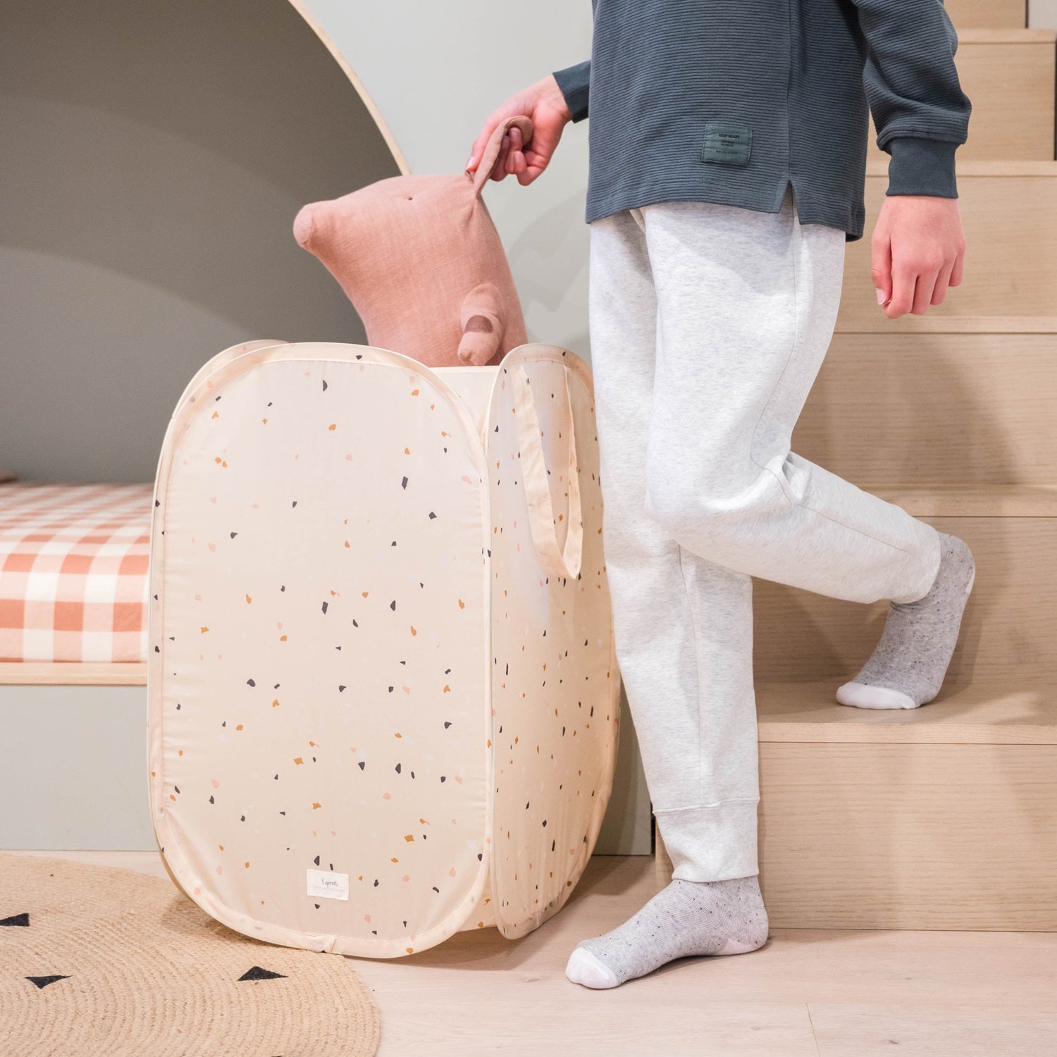 3-sprouts-panier-linge-pop-up-beige-terrazzo-tissu-recycl image 2