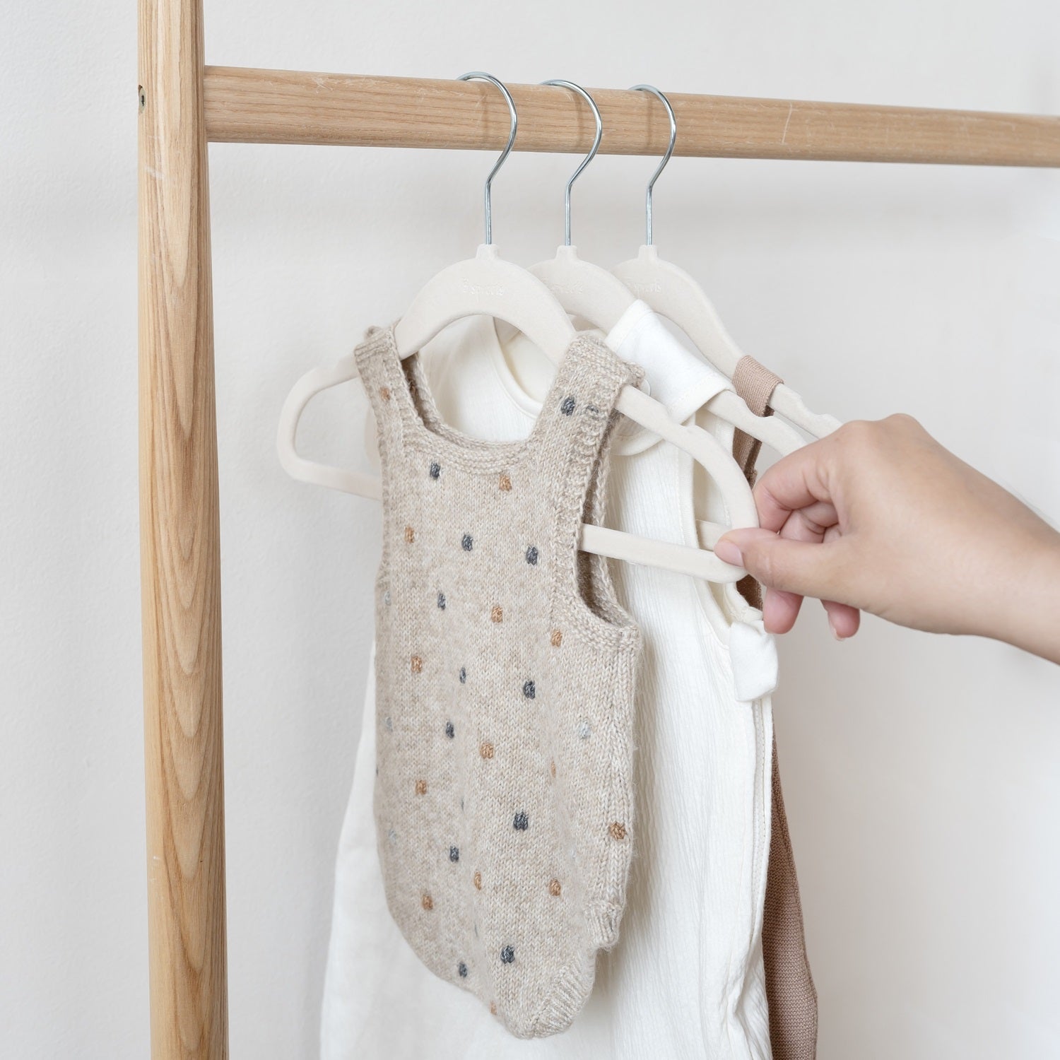 3-sprouts-cintres-velours-beige-enfant-lot-de-30-antid-rapants image 2