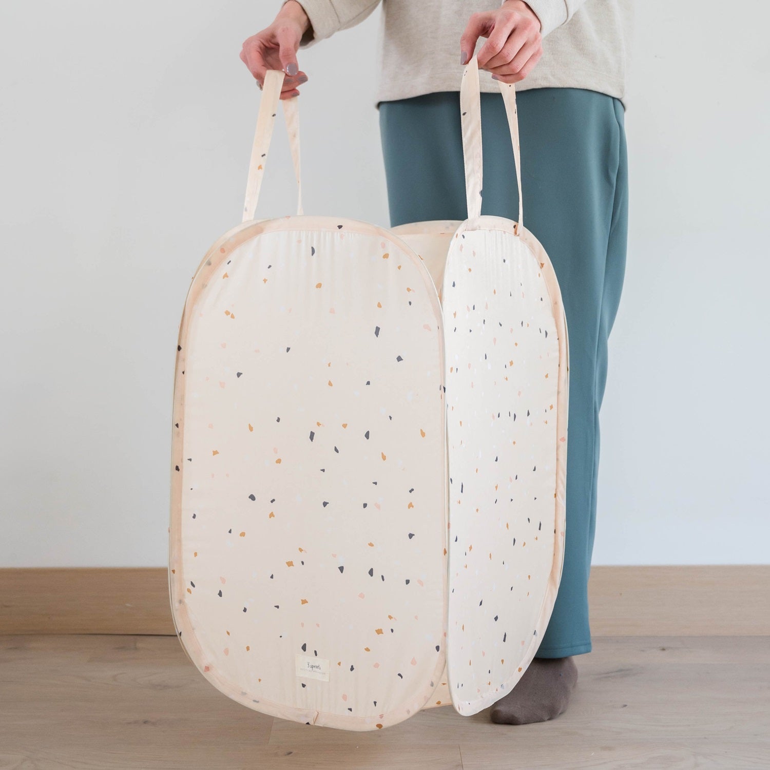 3-sprouts-panier-linge-pop-up-beige-terrazzo-tissu-recycl image 3