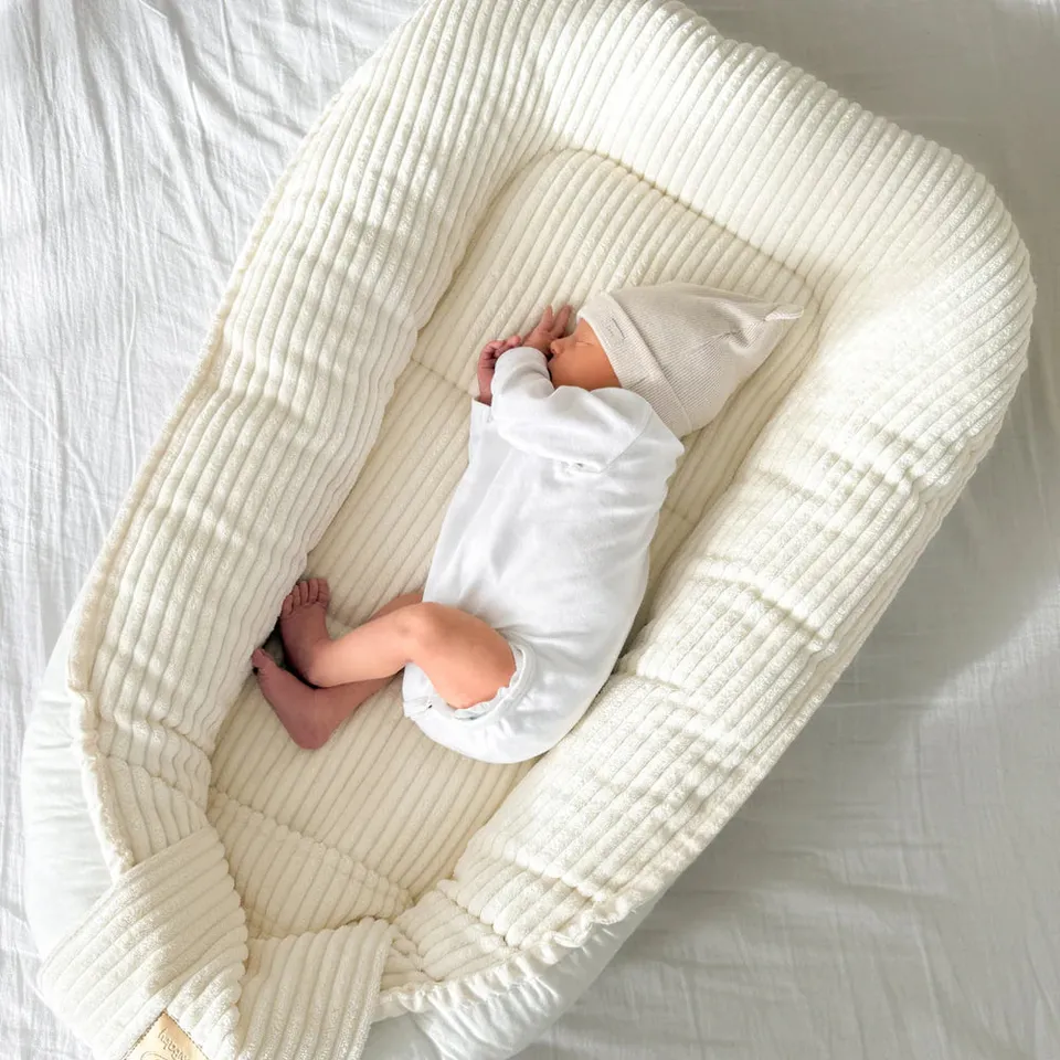 meowbaby-nid-d-ange-r-ducteur-de-lit-b-b-velours-corduroy-aesthetic image 1