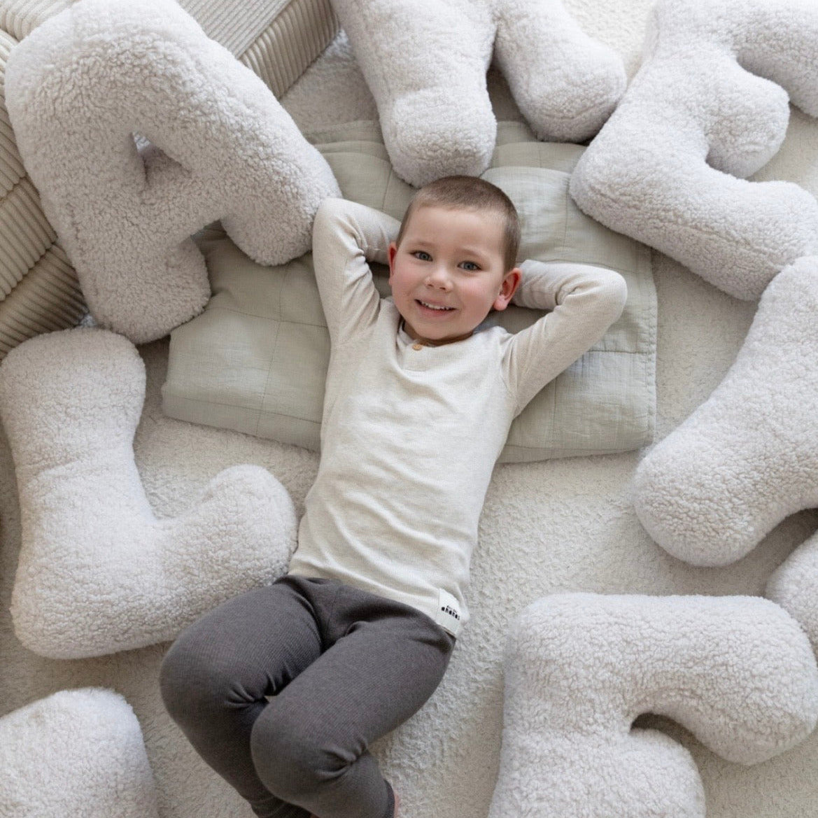 meowbaby-grand-coussin-alphabet-peluche-bearly-blanc-cass-lettre-au-choix image 2