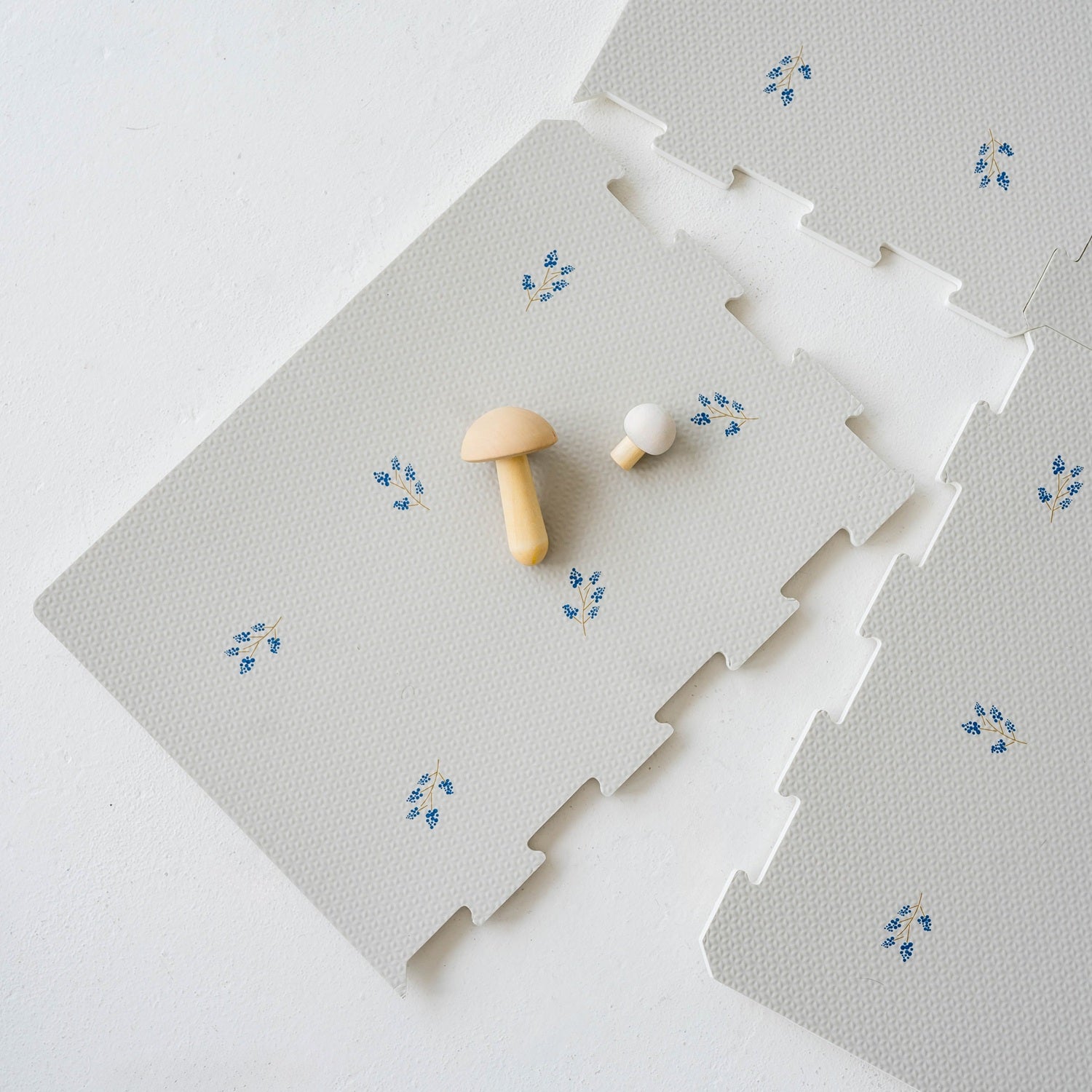 3-sprouts-tapis-puzzle-mousse-eva-blueberry-taupe-16-dalles image 4