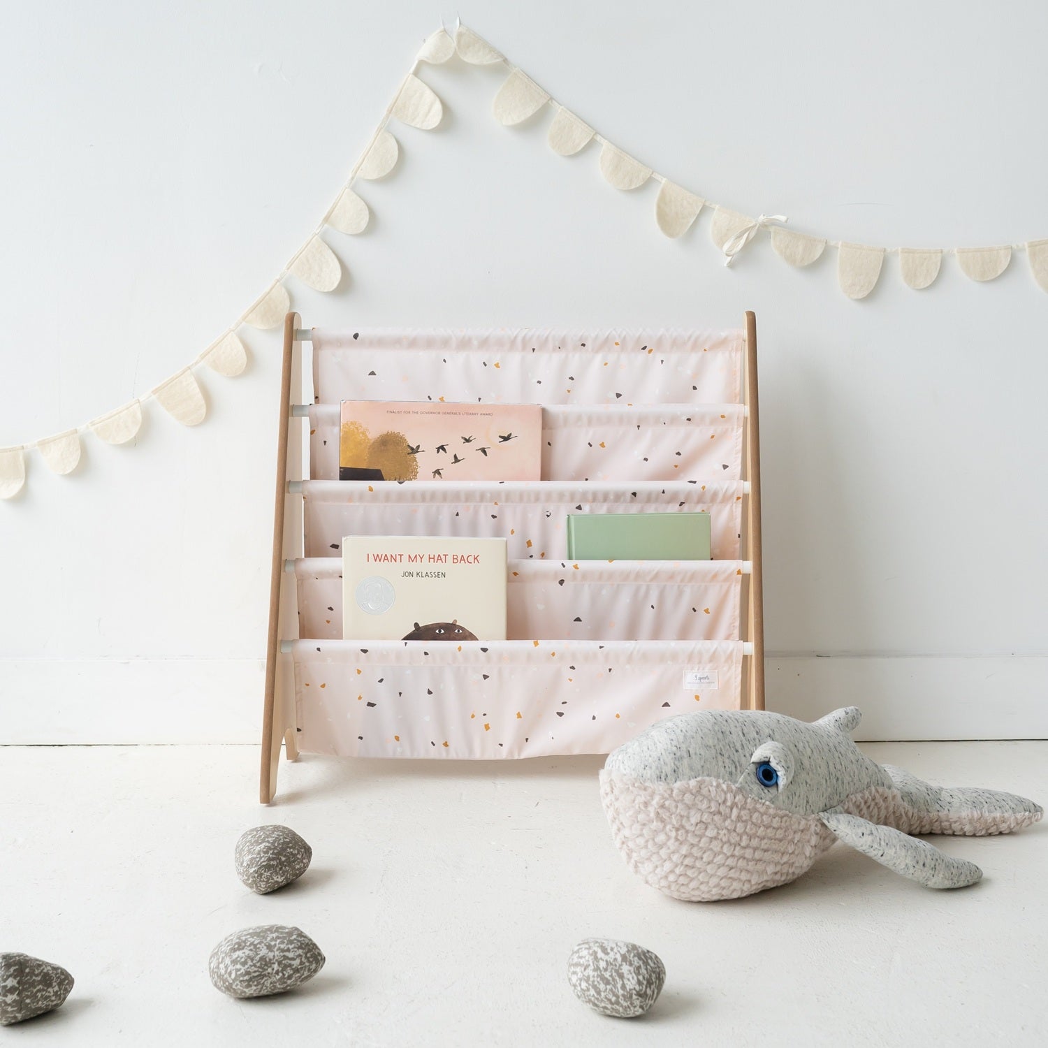 3-sprouts-biblioth-que-enfant-terrazzo-rose-en-tissu-recycl image 3